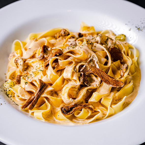 Fettuccine con Hongos Porcini Pastas Jakes